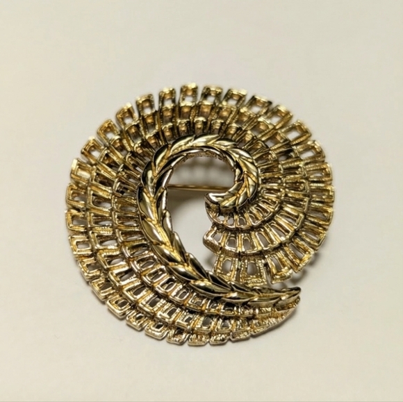 Sarah Coventry Jewelry - Vintage Sarah Coventry 1960s Gold Modernist Swirl Brooch Pin 2" MCM Canada
